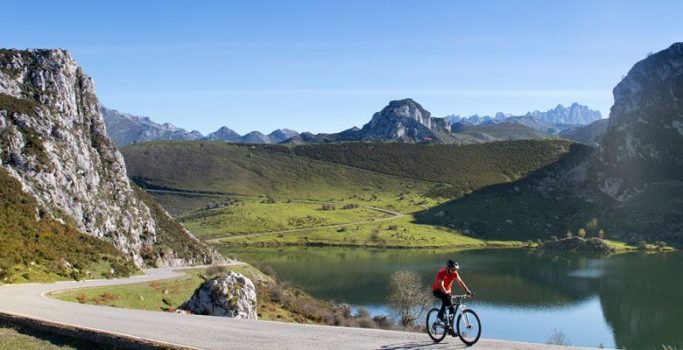 ciclista en picos de europa